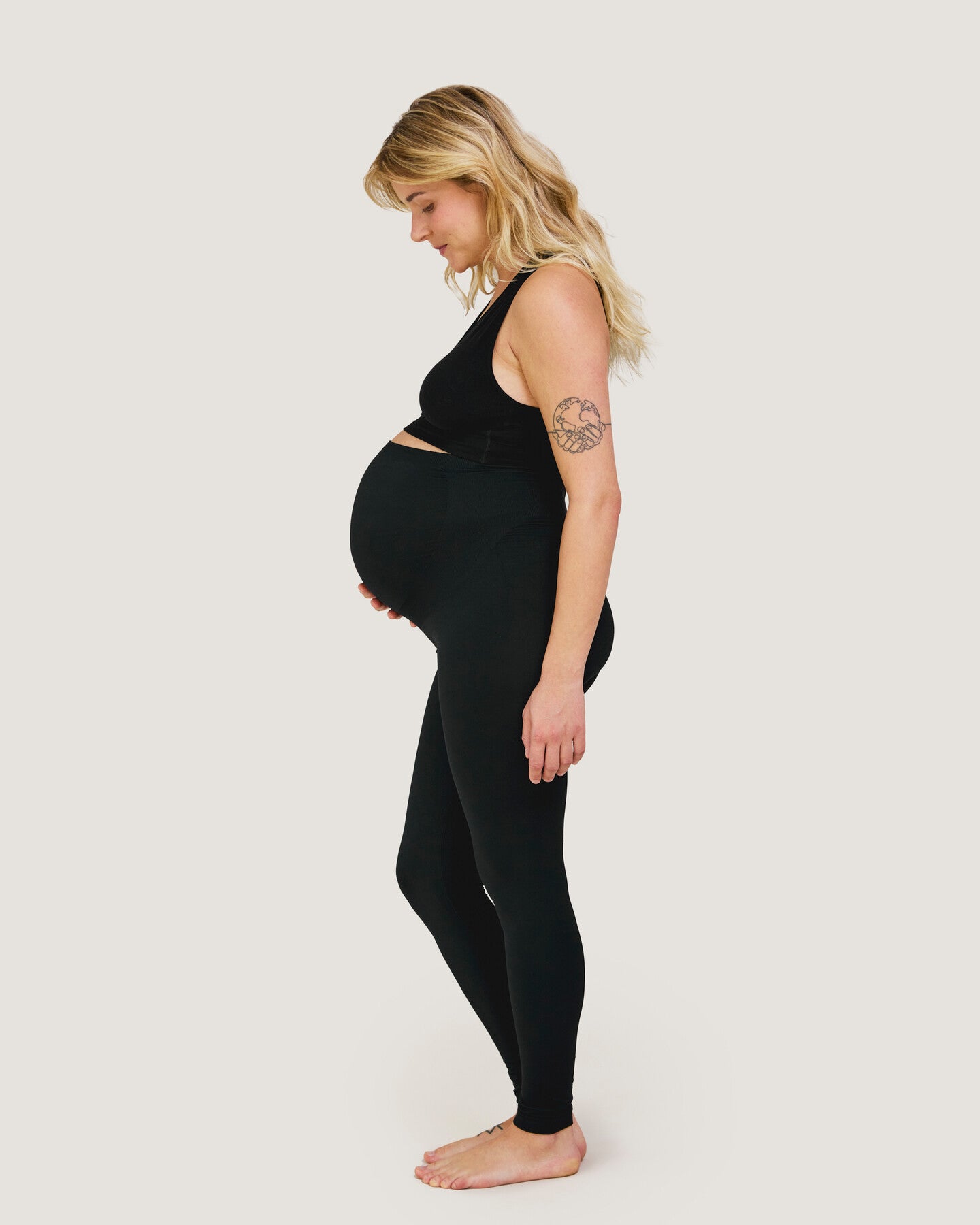 Carriwell støttende leggings set fra siden på gravid kvinde