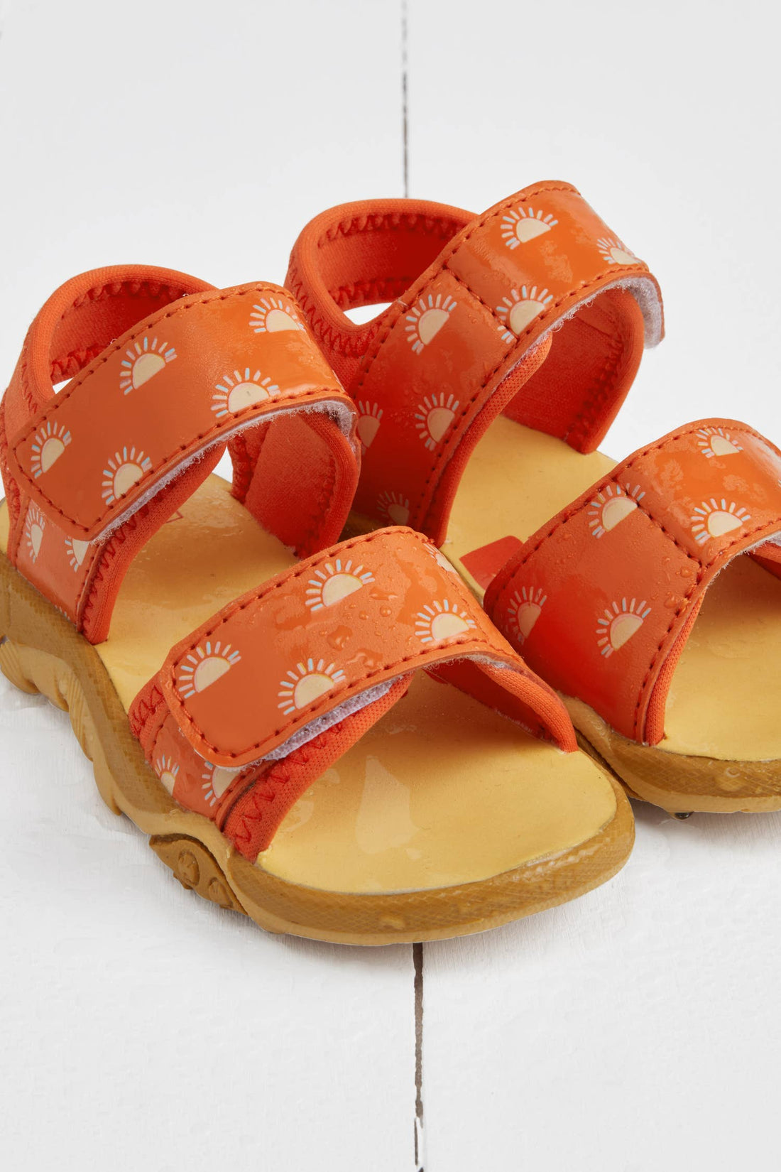 Grass &amp; Air orange sandaler set fra siden