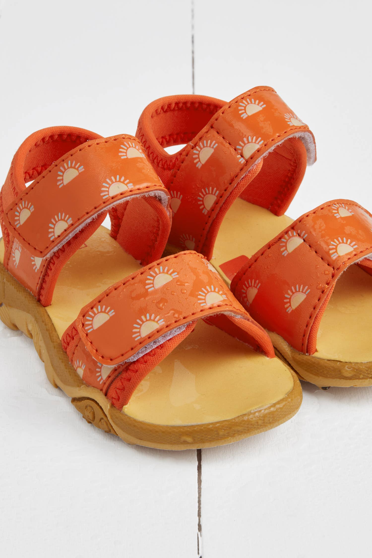 Grass &amp; Air orange sandaler set fra siden